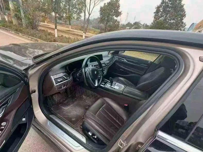 宝马7系 正面外观三