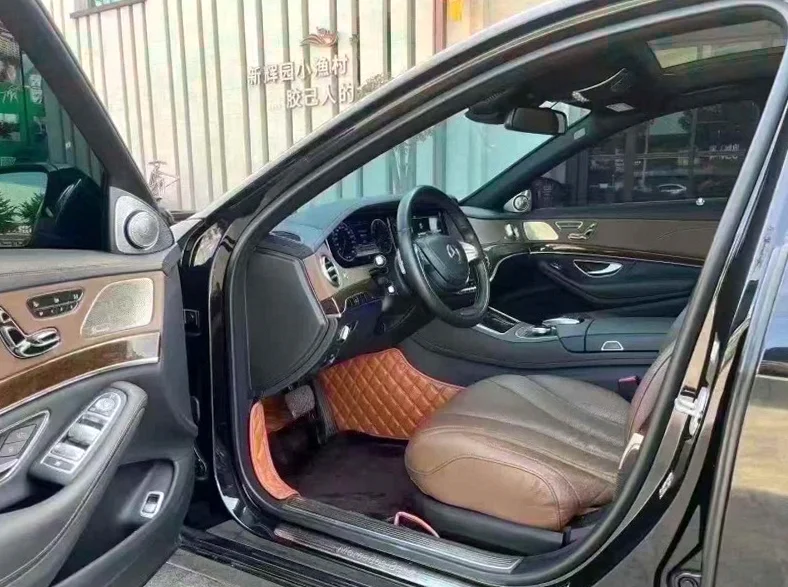 奔驰S 后面外观一