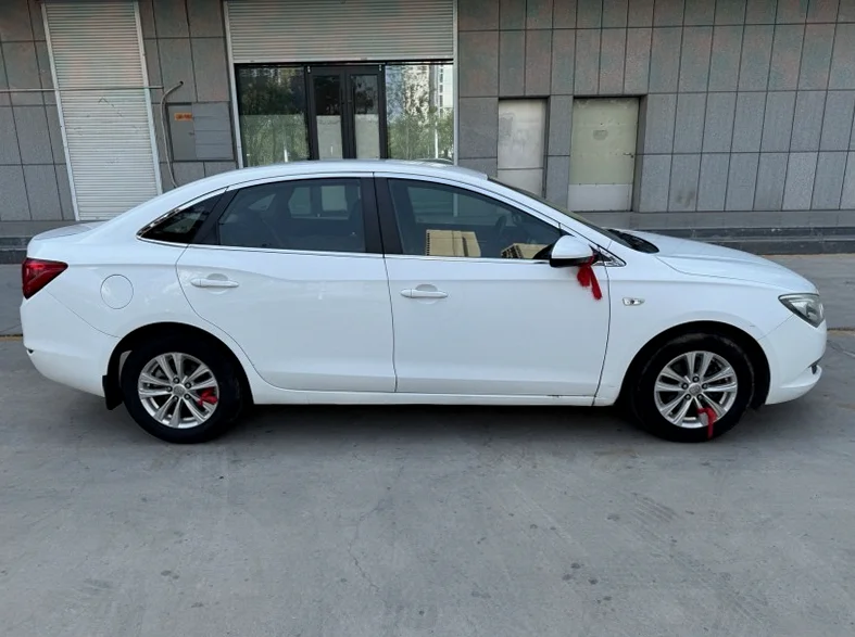 别克英朗 内饰前排