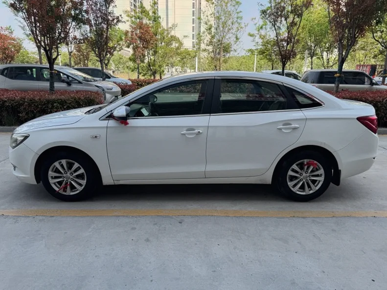 别克英朗 正面外观三