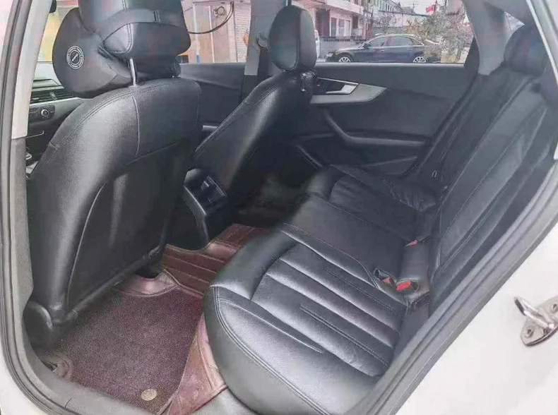 奥迪A4L 内饰前排