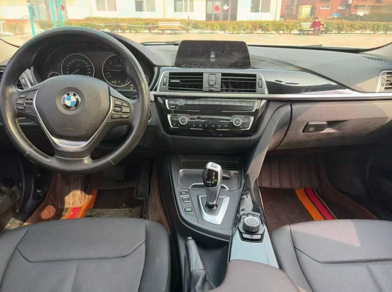 宝马3系 内饰后排