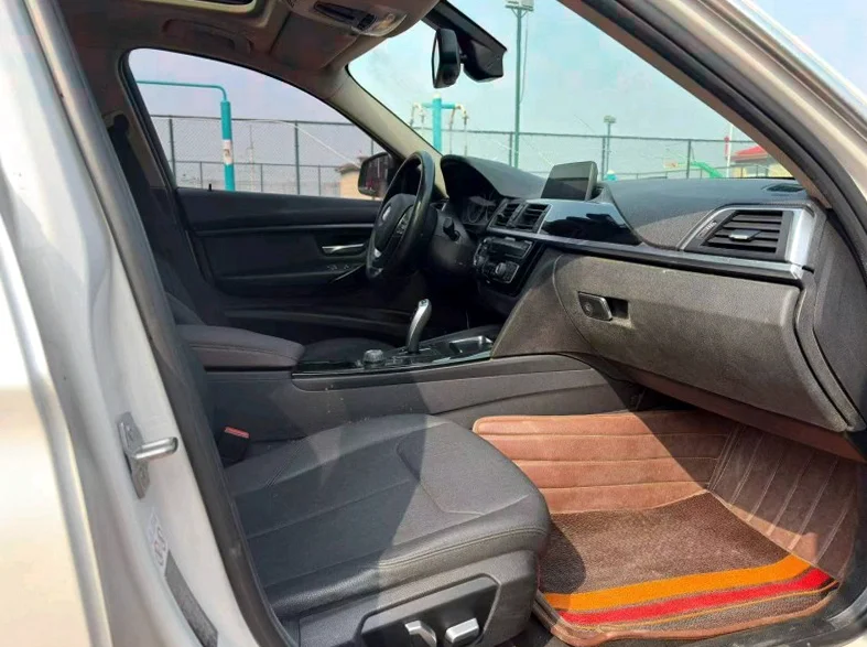 宝马3系 驾驶室