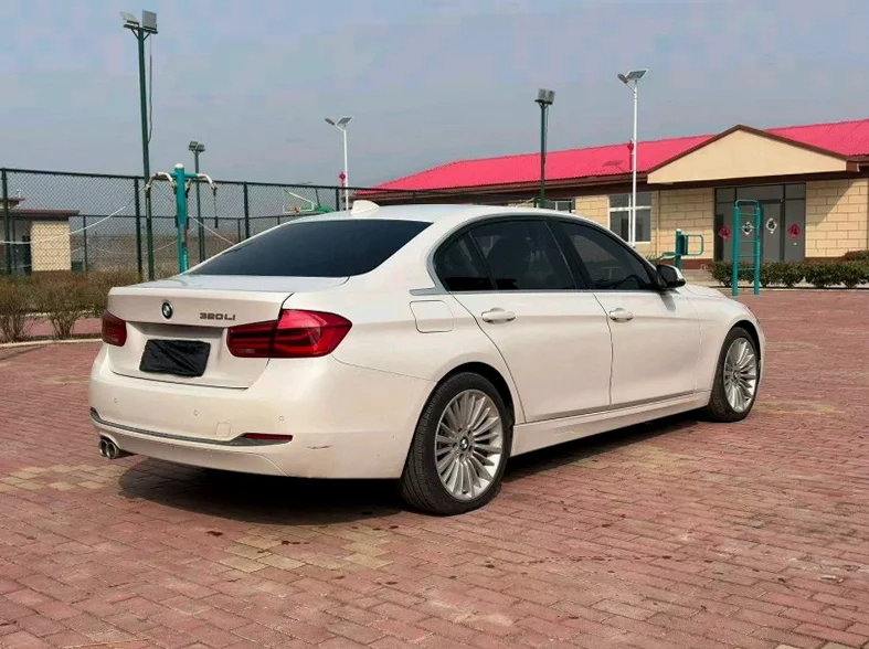 宝马3系 后面外观一