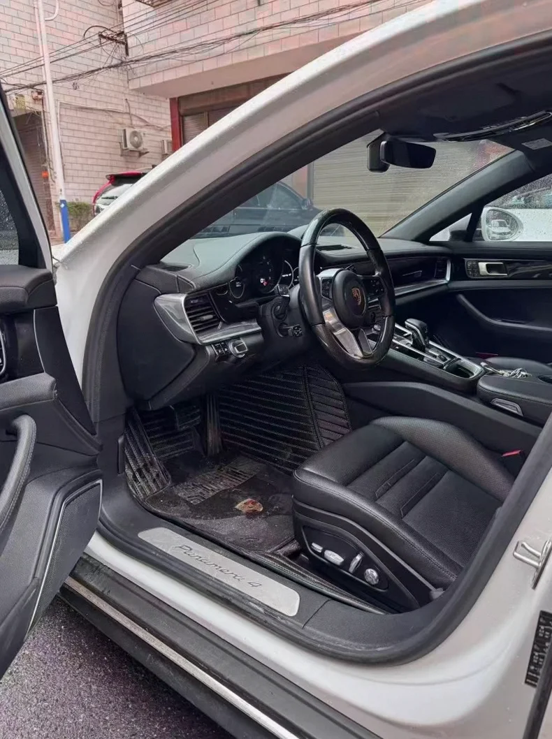 保时捷帕拉梅拉 后面外观一