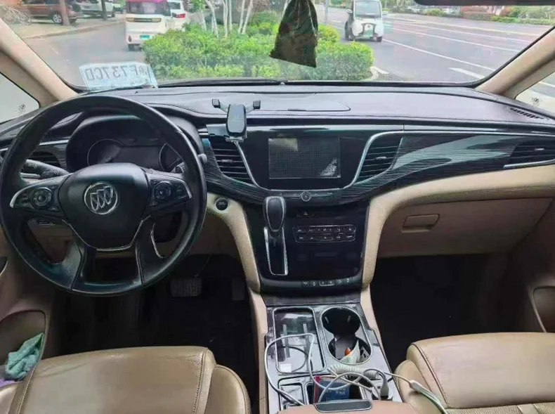 别克GL8 正面外观三