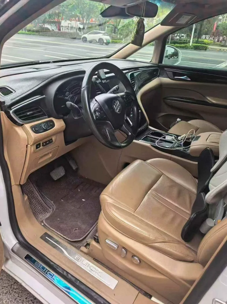 别克GL8 后面外观一