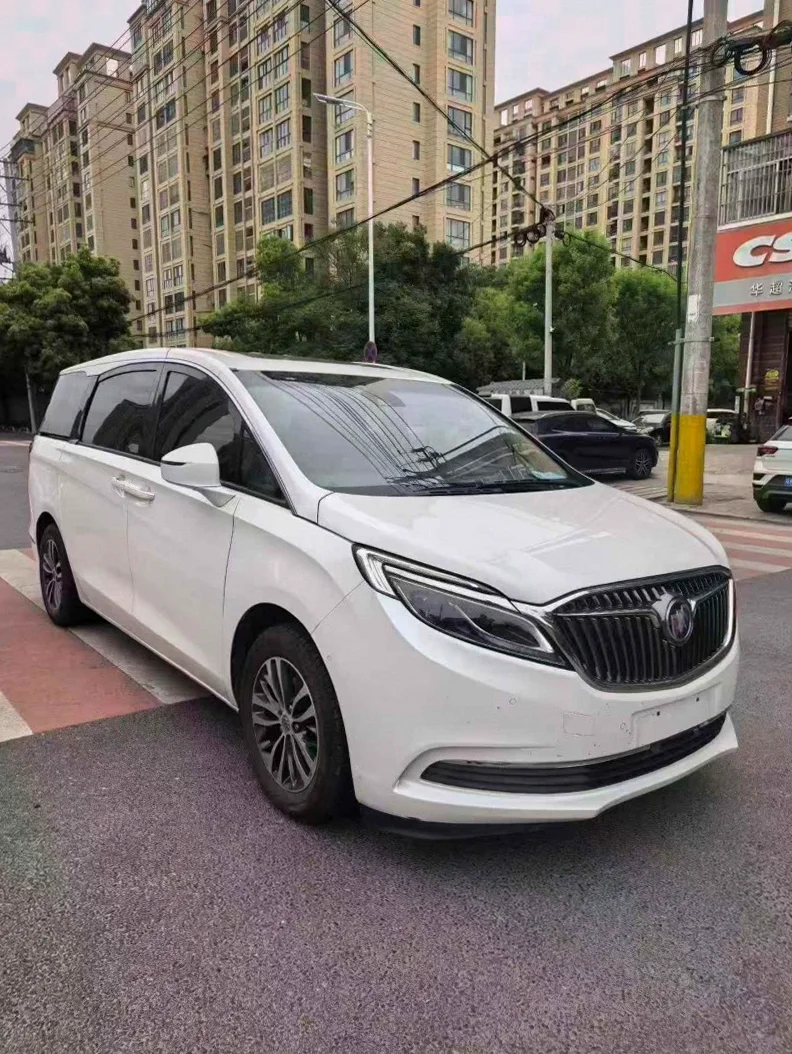 别克GL8 正面外观二