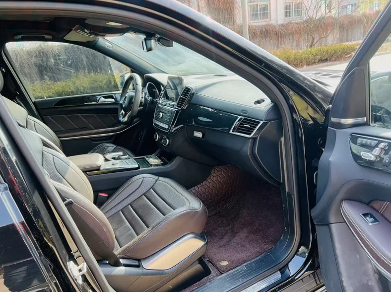 奔驰GLS 内饰后排