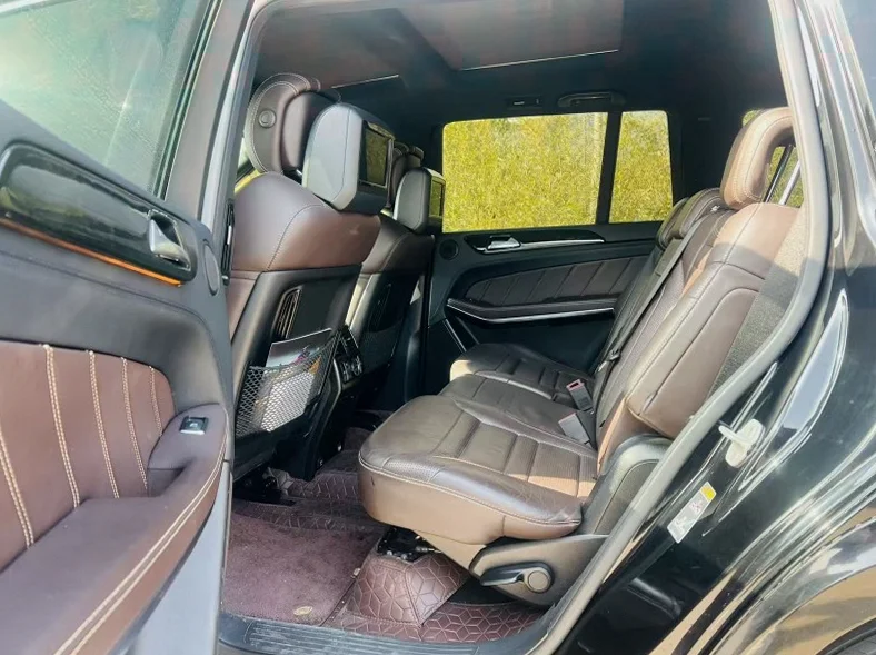 奔驰GLS 后面外观一