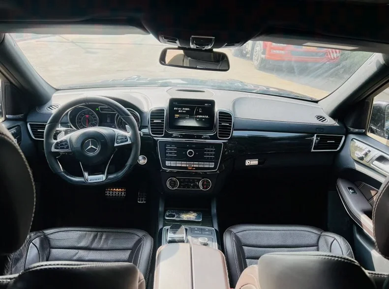 奔驰GLS 内饰前排