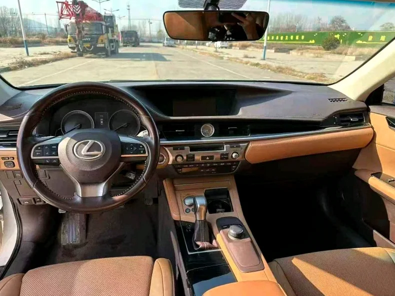 雷克萨斯ES 驾驶室