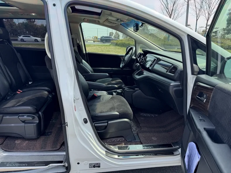 本田艾力绅 内饰前排