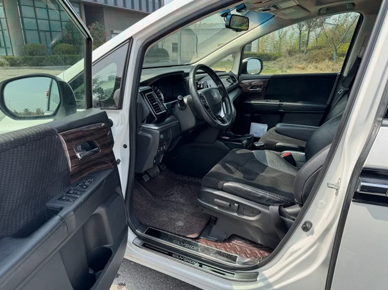 本田艾力绅 后面外观一