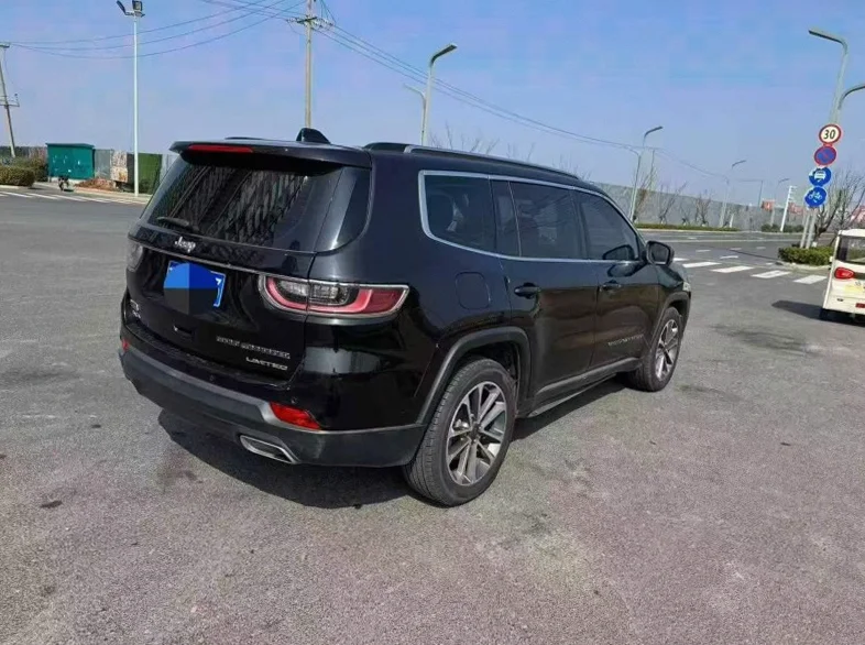 Jeep指挥官 驾驶室