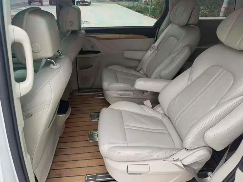 别克GL8 后面外观三