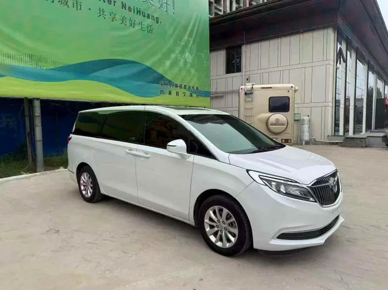 别克GL8 正面外观二