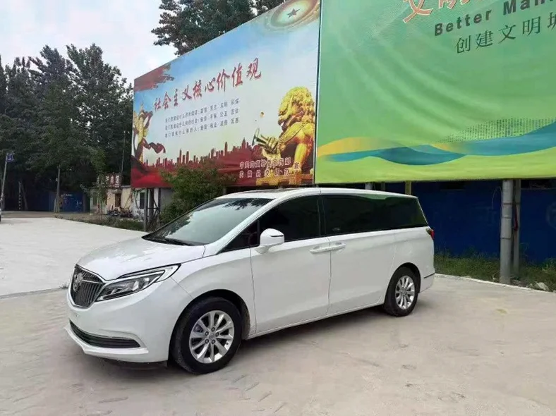 别克GL8 正面外观三