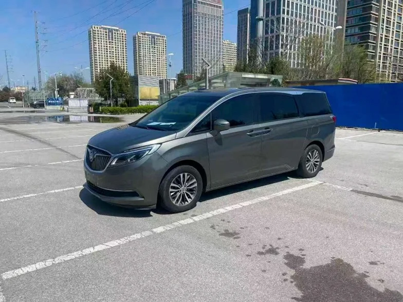 别克GL8 正面外观三