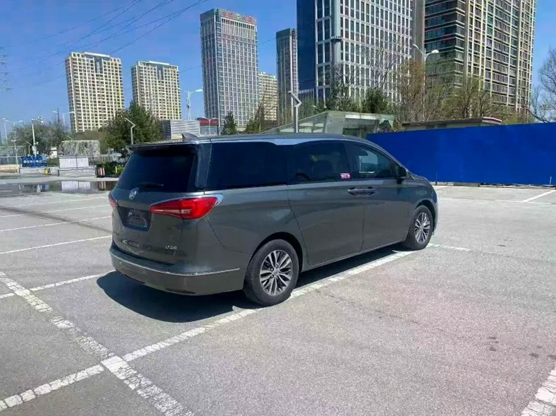 别克GL8 后面外观三