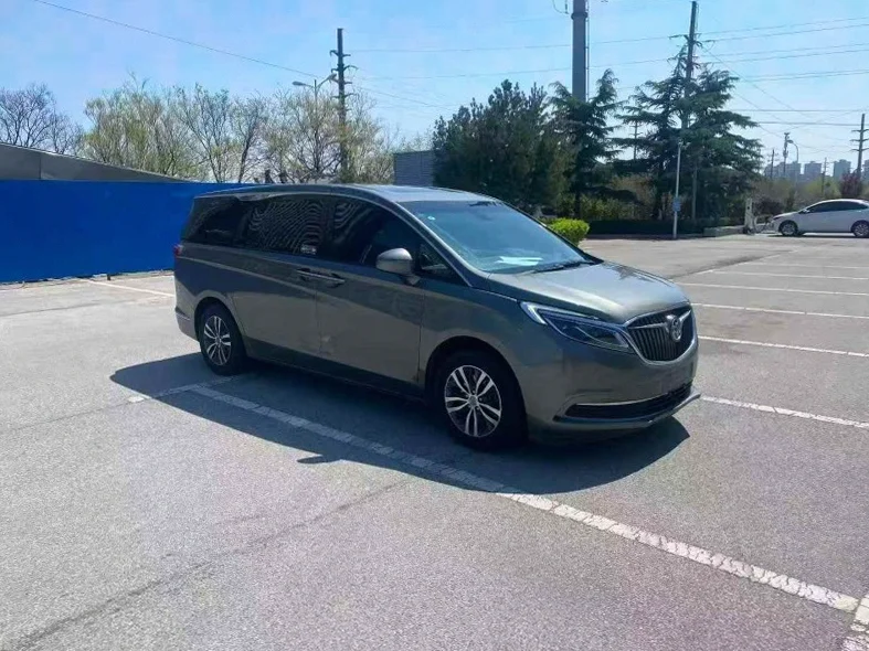 别克GL8 正面外观二