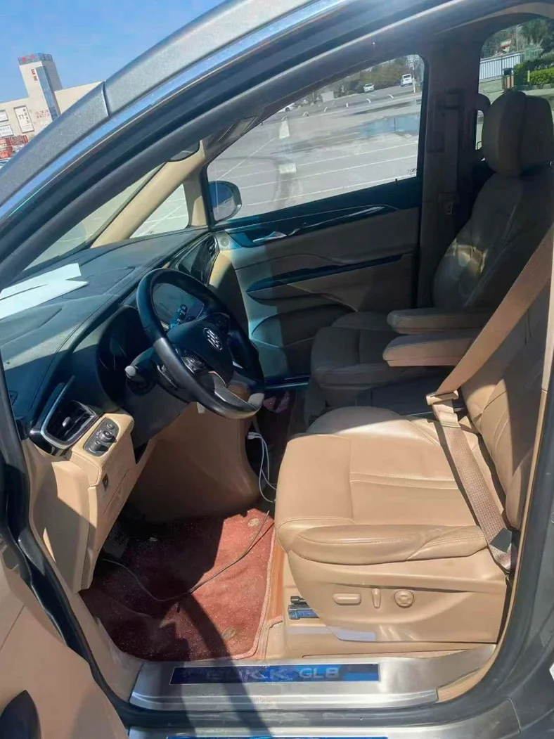 别克GL8 后面外观一