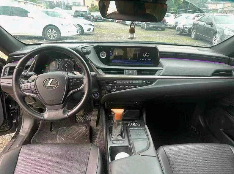 雷克萨斯ES 驾驶室