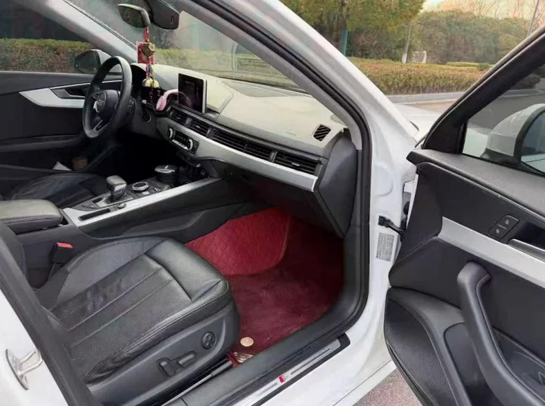 奥迪A4L 内饰前排