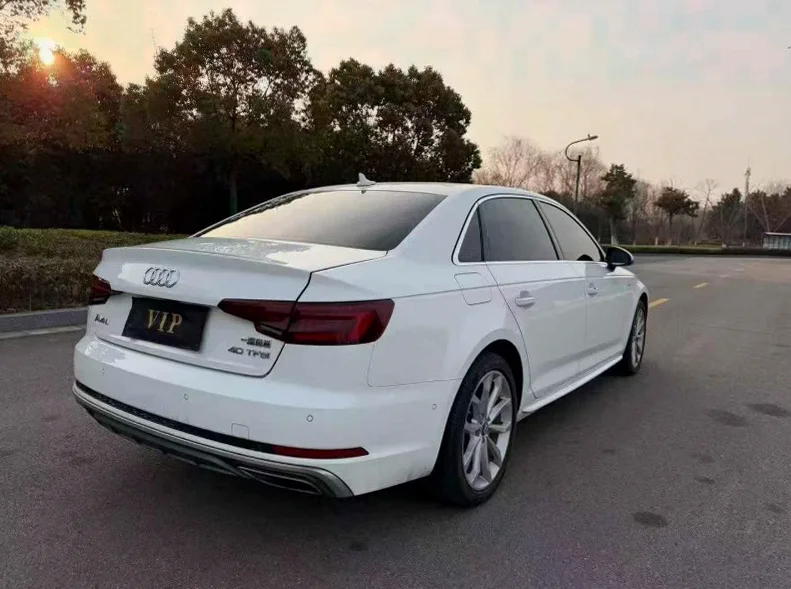 奥迪A4L 内饰后排