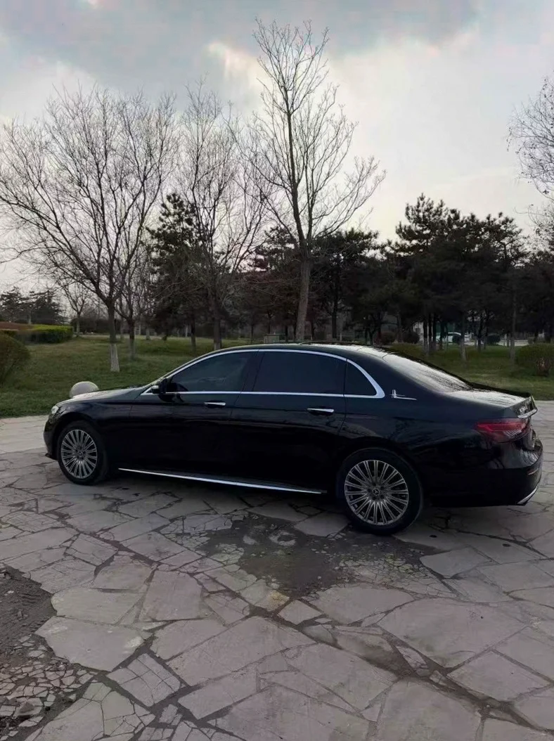 奔驰E 内饰后排