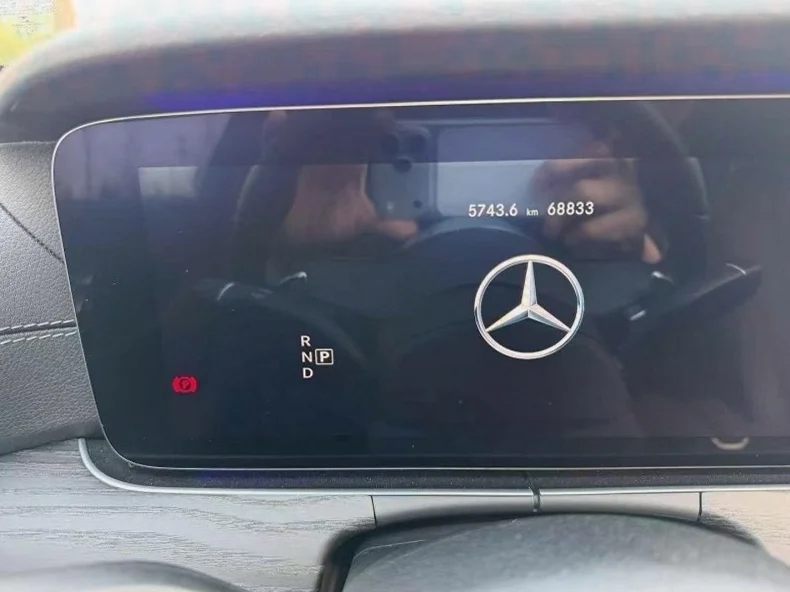 奔驰E 内饰前排