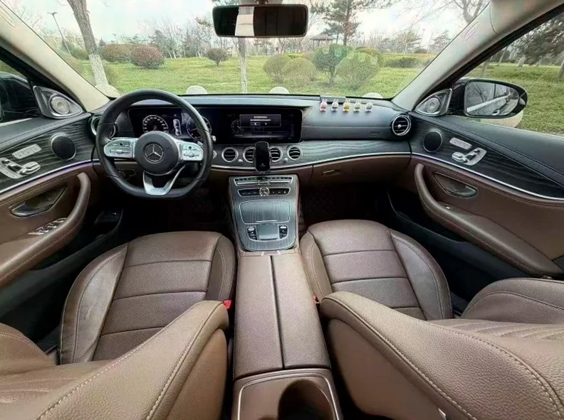 奔驰E 后面外观一