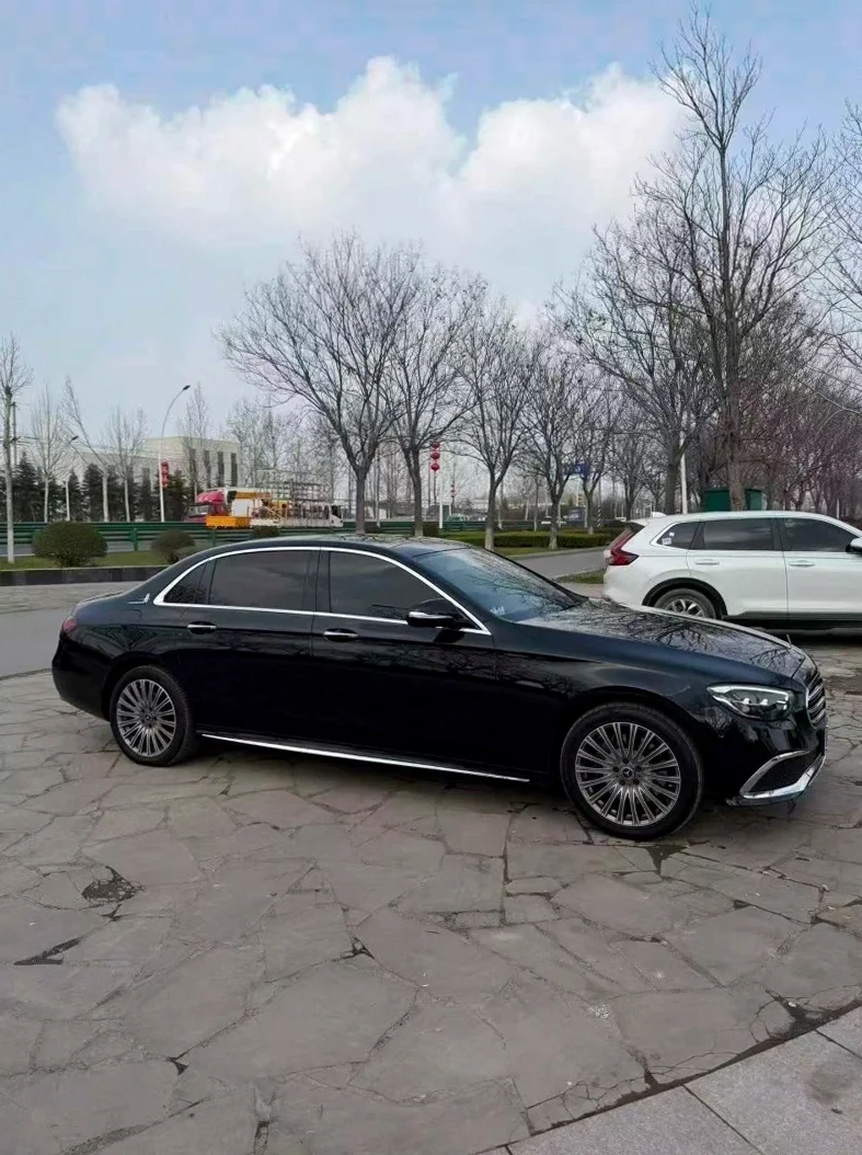 奔驰E 正面外观二