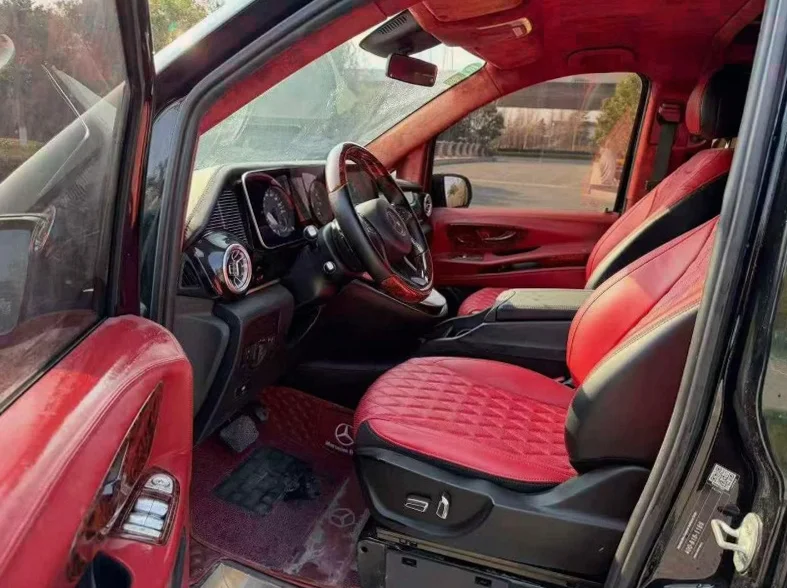 奔驰多士星 内饰前排