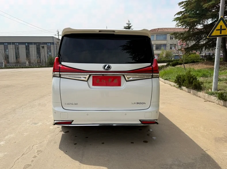 丰田威尔法 后面外观三