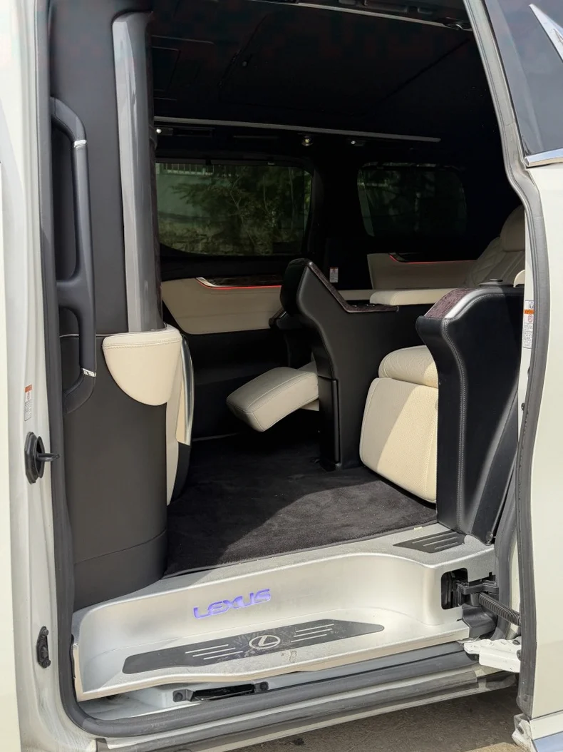 丰田威尔法 内饰后排