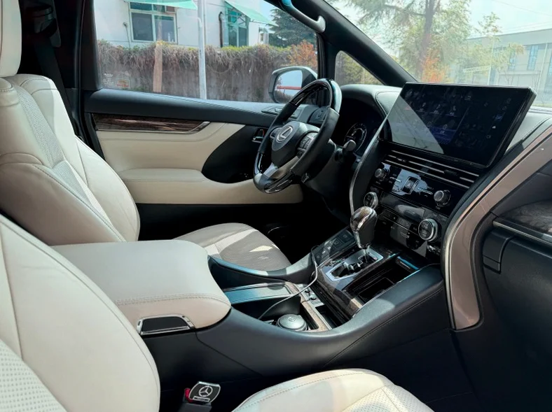 丰田威尔法 后面外观一