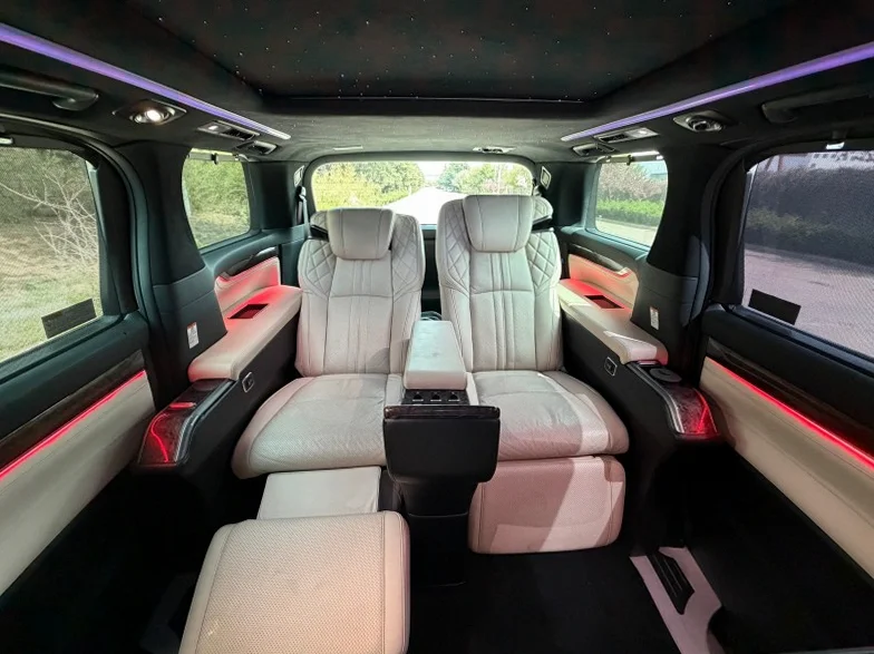 丰田威尔法 驾驶室