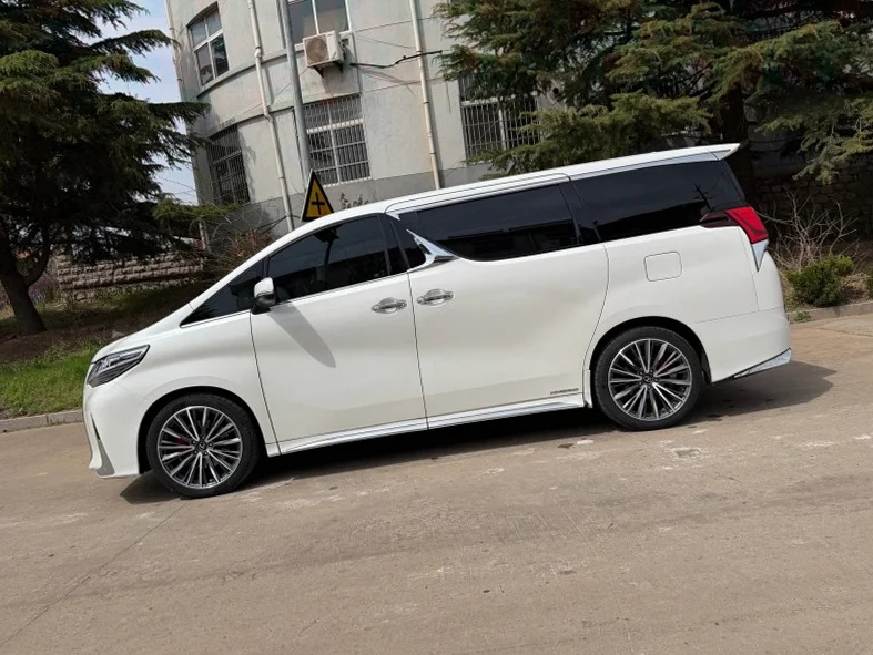 丰田威尔法 正面外观二