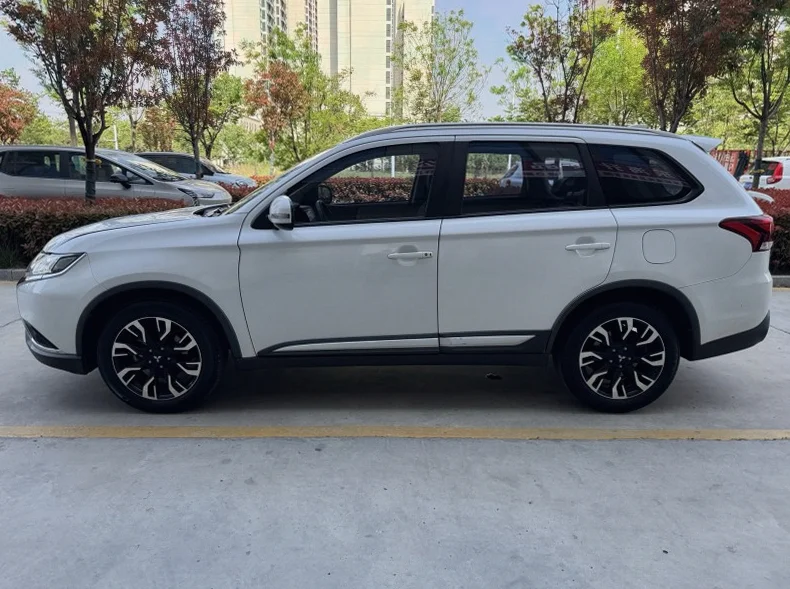 三菱欧蓝德 后面外观二