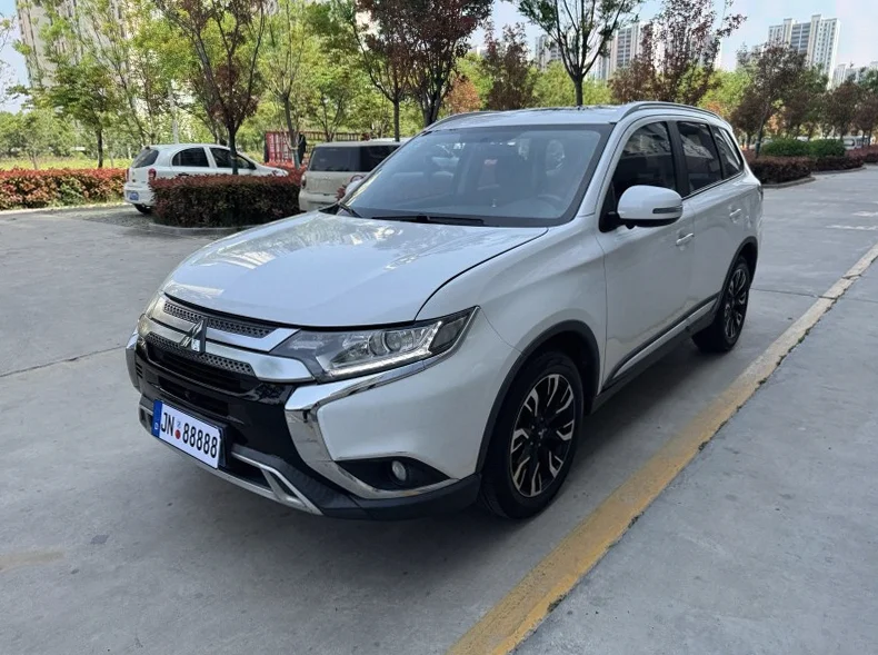 三菱欧蓝德 正面外观二