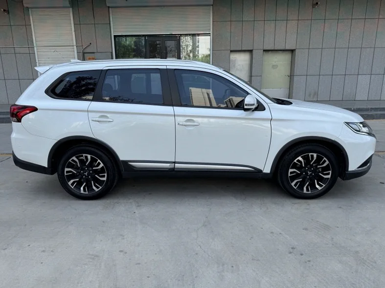 三菱欧蓝德 内饰前排