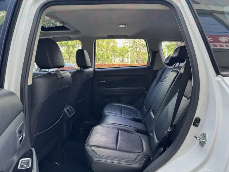 三菱欧蓝德 正面外观三