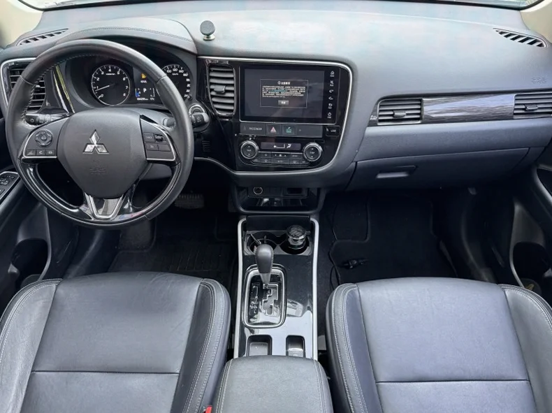 三菱欧蓝德 后面外观一