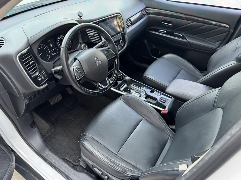 三菱欧蓝德 后面外观三