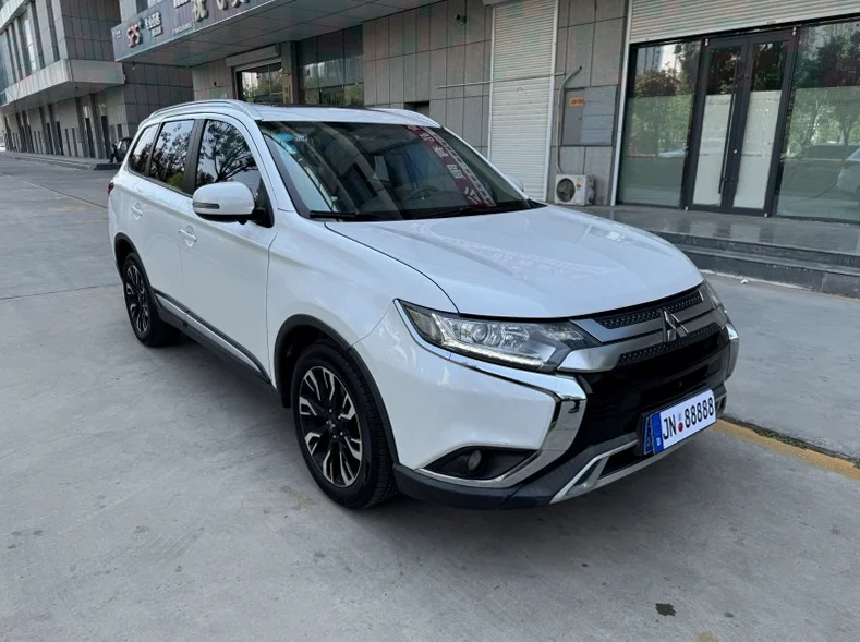 三菱欧蓝德 驾驶室