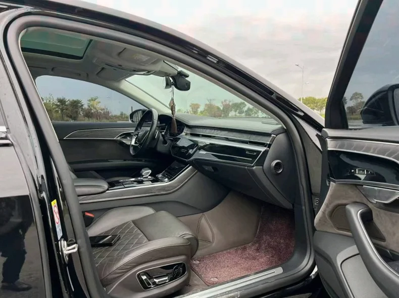 奥迪A8L 内饰前排