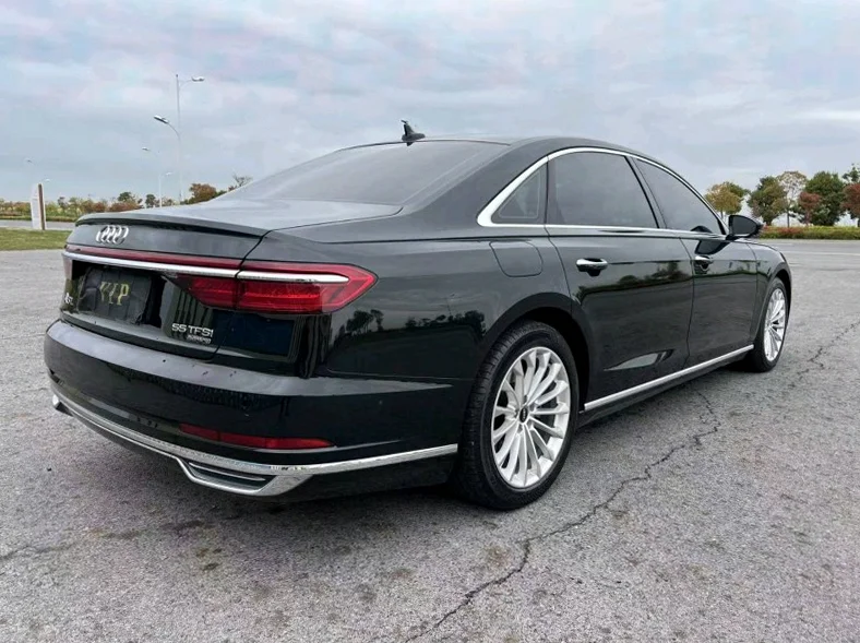 奥迪A8L 正面外观三