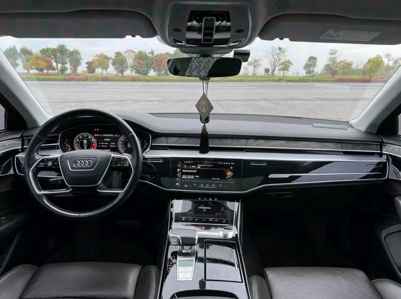 奥迪A8L 内饰后排