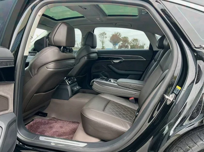 奥迪A8L 后面外观一